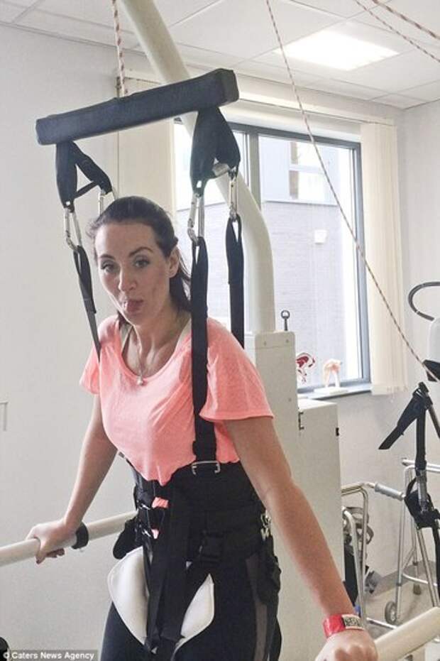 Когда жену парализовало, муж бросил ее одну с четырьмя детьми, но сильная женщина сумела стать на ноги и найти любовь