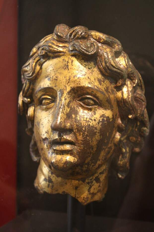 Фото: Музей Палаццо Массимо, Рим / Портрет Александра Великого, золоченая бронза. II в. н. э.