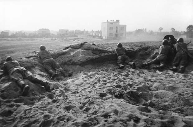 Советские бойцы ведут бой на подступах к городу, 1944 год 