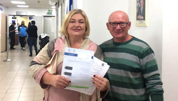 Ольга Аркель с супругом в отделении МВД с документами о гражданстве