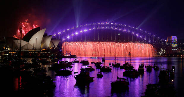 Фейерверки в честь Нового года над Сиднейским оперным театром и мостом Харбор-Бридж, 31 декабря 2016. новый год, праздник, салют, фейрверк