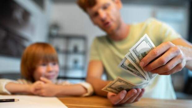 Как научить ребенка обращаться с деньгами: топ-5 рекомендаций