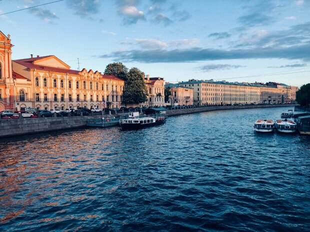 Санкт-Петербург привлек более 850 тысяч туристов на майские праздники