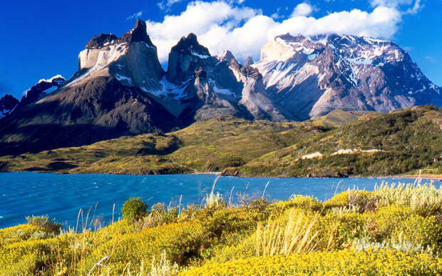 Патагония Расположенная на южной оконечности Южной Америки, Патагония имеет все, чтобы претендовать на статус отдельной планеты. Горы, равнины, ледники, дикие озера — эксперты называют Патагонию самым диким местечком нашей Земли.