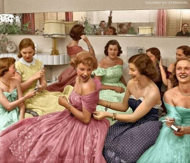 Молодые женщины собрались на домашней вечеринке (1950) история, ретро, фото, это интересно