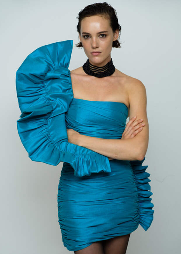 От экологичного меха до соблазнительного латекса: лукбуки новых коллекций российских дизайнеров