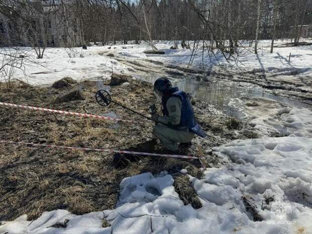 Пиротехники Центра «Лидер» МЧС России тренировались искать и обезвреживать боеприпасы в сложных условиях