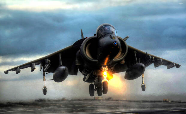 AV-8B Harrier II Классический штурмовик морской пехоты претерпел серьезную модификацию в 1993 году. Надежный и универсальный самолет с функцией вертикального взлета способен оказать существенное влияние на исход любого боя.