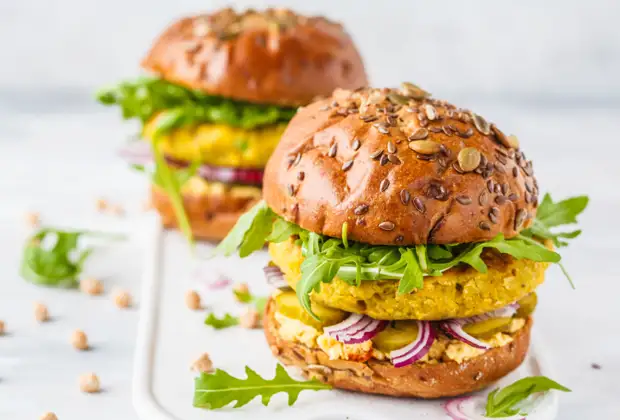 Паста с овощами, гречка с тофу, бургер с хумусом: сытные ужины для веганов и тех, кто соблюдает пост