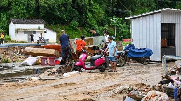 Наводнение в Китае унесло жизни 13 человек, еще 30 пропали без вести