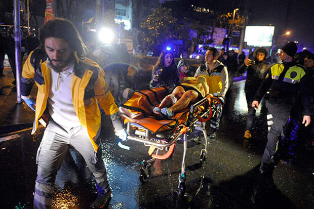Медики эвакуируют раненых после теракта в Стамбуле