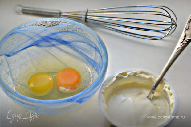 Смешайте сметану, яйца, сахар, ванильный сахар и крахмал до однородности (для большего аромата можете добавить 1 ч. л. тертой лимонной цедры в сметанную начинку).