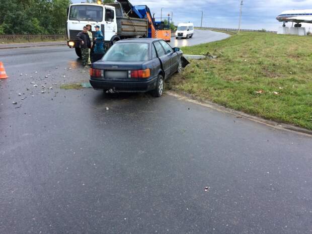 Пристегнутый водитель врезался в опору ЛЭП в Тверской области