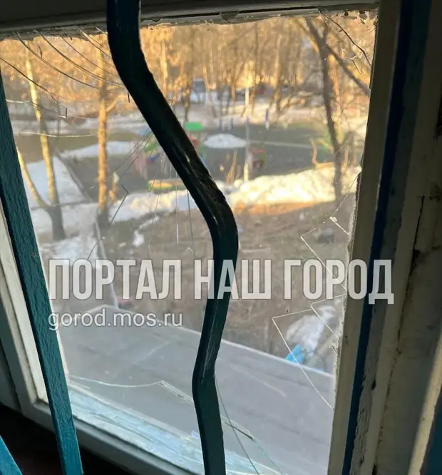 В доме на улице Маршала Малиновского в драке пострадало окно