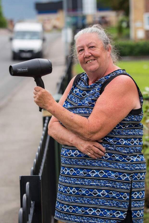В Англии пенсионерка борется с гонщиками при помощи фена для волос авто, бабушка, видео, превышение скорости, прикол, скорость, старушка, фен