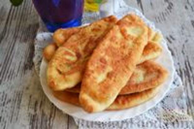 Фото к рецепту: Тонкие пирожки на кефире, с картошкой и плавленым сыром