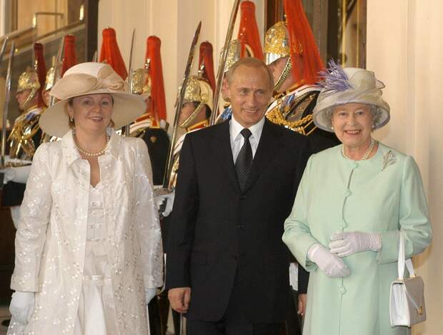 TAS 56.LONDON, GREAT BRITAIN, June 24 Russian President Vladimir Putin (C) with his wife Lyudmila (L) pictured being welcomed by Queen Elizabeth II at the Buckingham Palace,on Tuesday. (Photo ITAR-TASS/ Alexey Panov) ----- ÒÀÑ 58 Âåëèêîáðèòàíèÿ. Ëîíäîí. 24 èþíÿ. Ïðåçèäåíò Ðîññèè Âëàäèìèð Ïóòèí (íà ñíèìêå â öåíòðå) è Ëþäìèëà Ïóòèíà (ñëåâà), ïðèáûâøèå ñåãîäíÿ ñ ãîñóäàðñòâåííûì âèçèòîì â Âåëèêîáðèòàíèþ, ñ Êîðîëåâîé Âåëèêîáðèòàíèè Åëèçàâåòîé II (ñïðàâà) â Áóêèíãåìñêîì äâîðöå. Ôîòî Àëåêñåÿ Ïàíîâà (ÈÒÀÐ-ÒÀÑÑ)