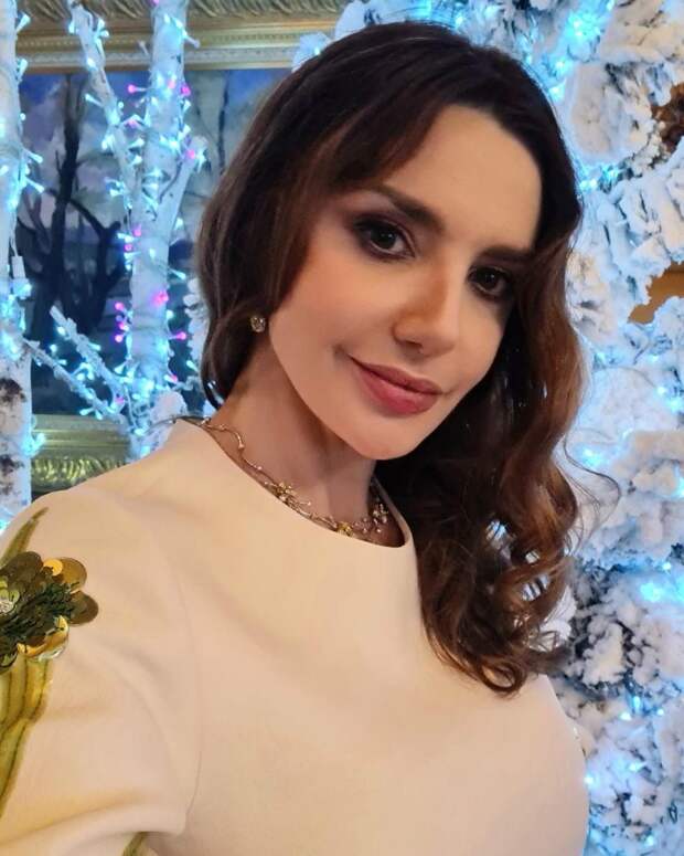 Оксана Марченко у новогодней елки