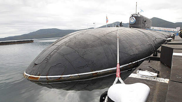 Атомная подводная лодка «Челябинск» на базе 16-й краснознамённой эскадры подводных лодок Тихоокеанского флота в Вилючинске.