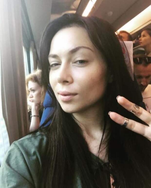 Настасья Самбурская Фото актрисы без мейк-апа в ее Инстаграме появляются, пожалуй, даже чаще снимков с косметикой.