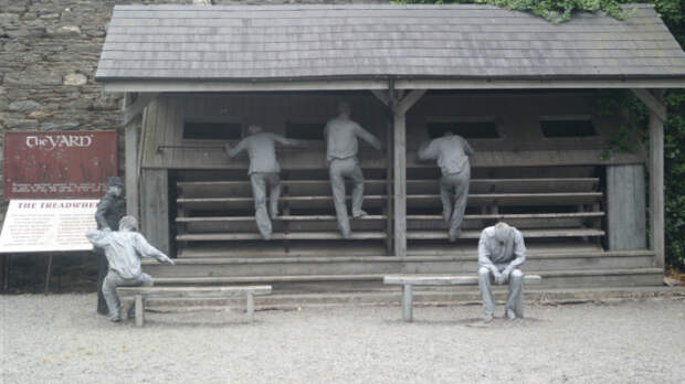 Памятник тем, кто «танцевал» на шаговой мельнице. | Фото: gojey.org.