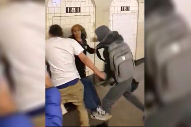 В нью-йоркском метро жестоко избили подростка с аутизмом