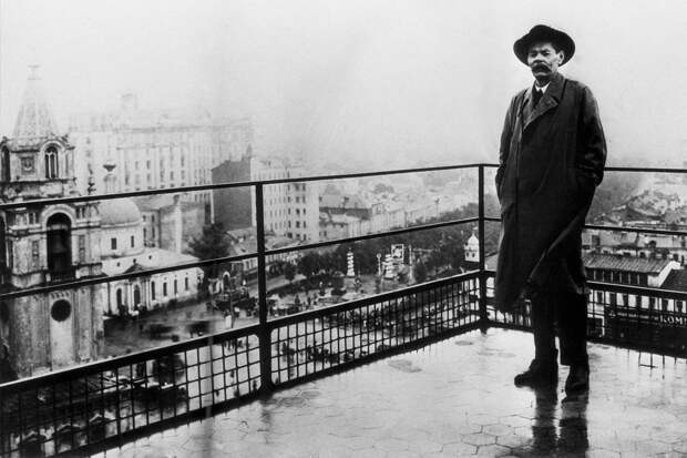 Максим Горький на крыше здания редакции газеты «Известия», 1928 год.