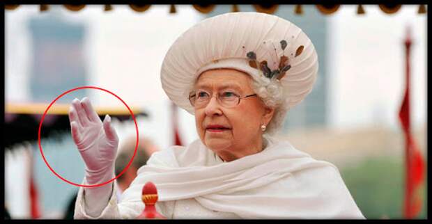 Mirror: у Елизаветы II есть искусственная рука для приветствия публики