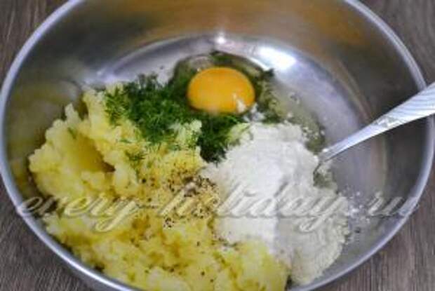 картофель переминаем, добавляем яйца