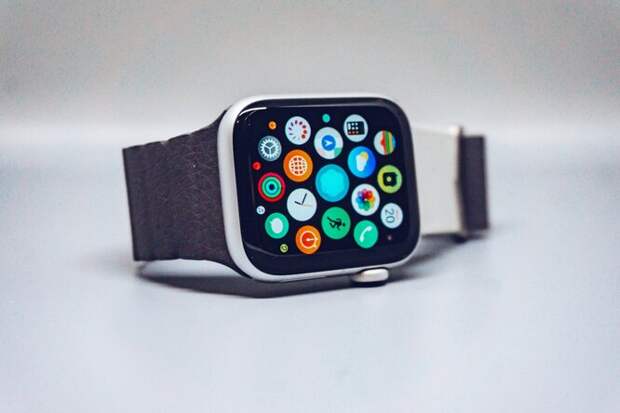 Cталкер через Apple Watch тайно следил за своей бывшей. Он намотал часы на шины её авто