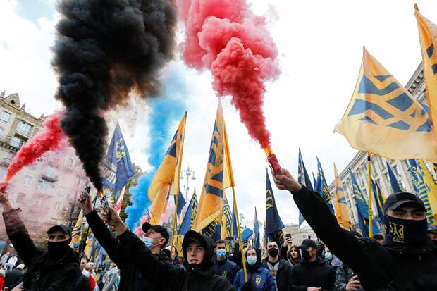 Националисты в Киеве сожгли чучело Зеленского