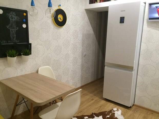 холодильник в маленькой кухне