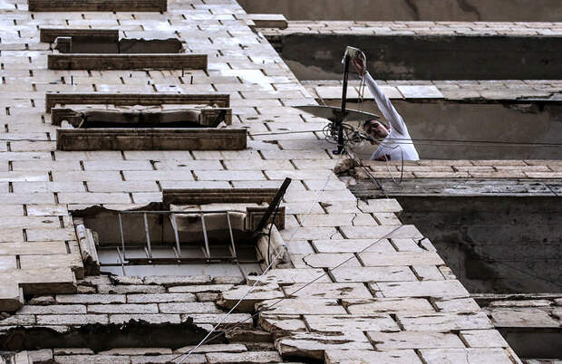 Перемирие в городе находится все время под угрозой срыва. На фото: жилой дом на одной из улиц Алеппо, 5 марта