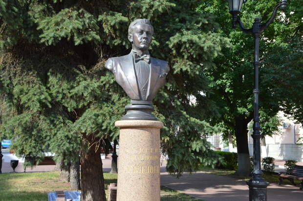 В Твери на Театральной площади установили бюст Лемешева