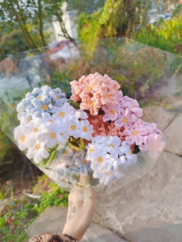 Букет из вязаных цветов — нереально красивая альтернатива букетам, которые завянут через неделю