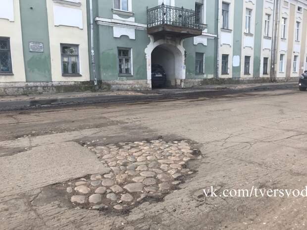 Опубликованы фото, как в Твери откопали старинную мостовую