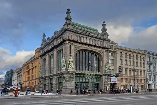 Бывший торговый дом «Братья Елисеевы» в Санкт-Петербурге. 