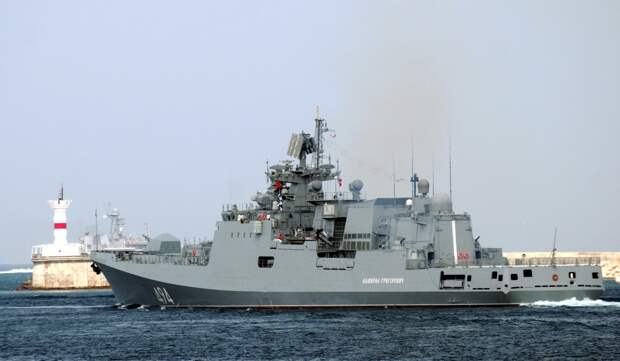 Сторожевой корабль «Адмирал Григорович» во время генеральной репетиции военно-морского парада, посвящённого Дню Военно-морского флота России