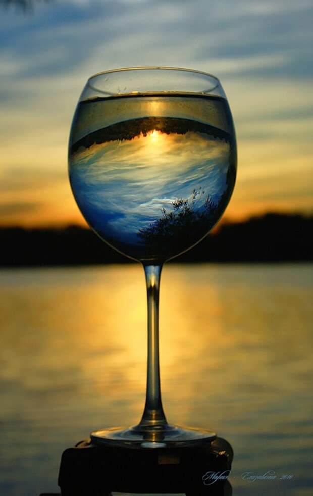 Отражение в бокале с водой. Фото Отражение в бокале с водой. Фото