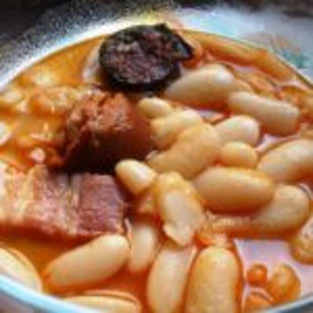 Фабада — густой и жирный суп из белой астурийской фасоли с беконом, окороком и колбасой.