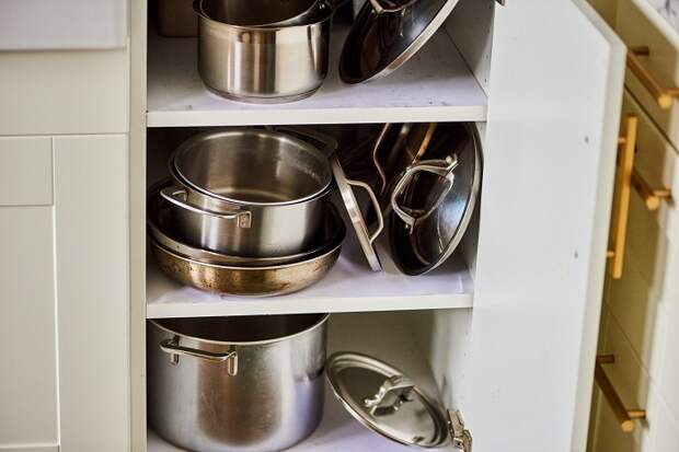 Тяжелую посуду нельзя хранить в нижних шкафчиках. / Фото: krasotka.cc