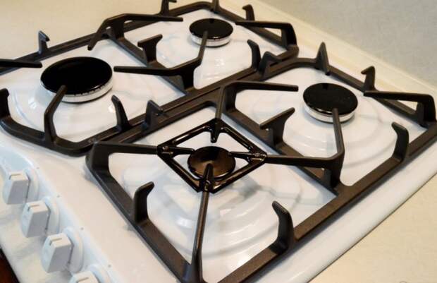 Дёшево и эффективно: простой способ отмыть решётки газовой плиты