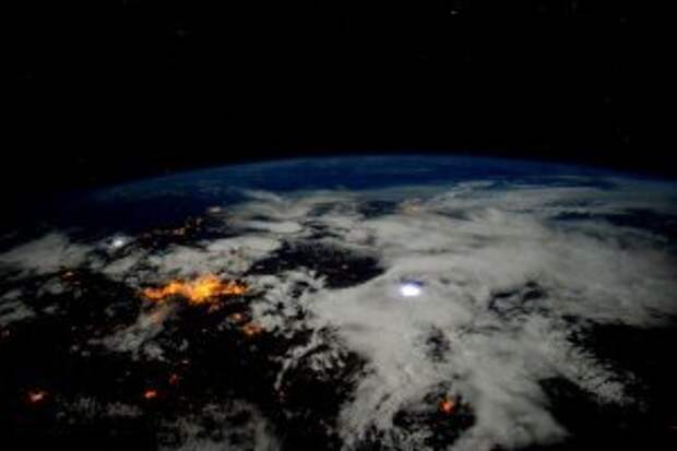 Картинки по запросу Американские ученые обнаружили «световой двигатель» около Земли