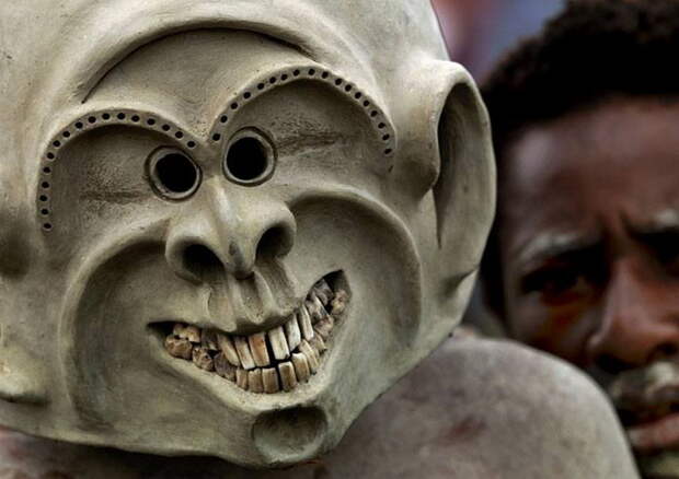 Папуасы верят, что в таких масках они подобны духам предков