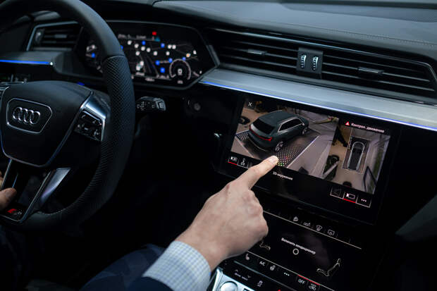 Это Audi e-tron — электроавтомобиль без выхлопных труб, который можно парковать бесплатно. Рассказываем, как он устроен