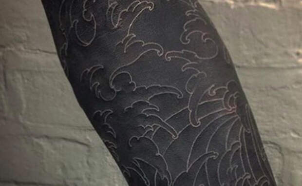 Текстура Посмотрите, как ярко выделяется простая текстура на таком фоне. Цветные татуировки явно уходят в прошлое: следующие несколько лет будут посвящены черным рисункам.