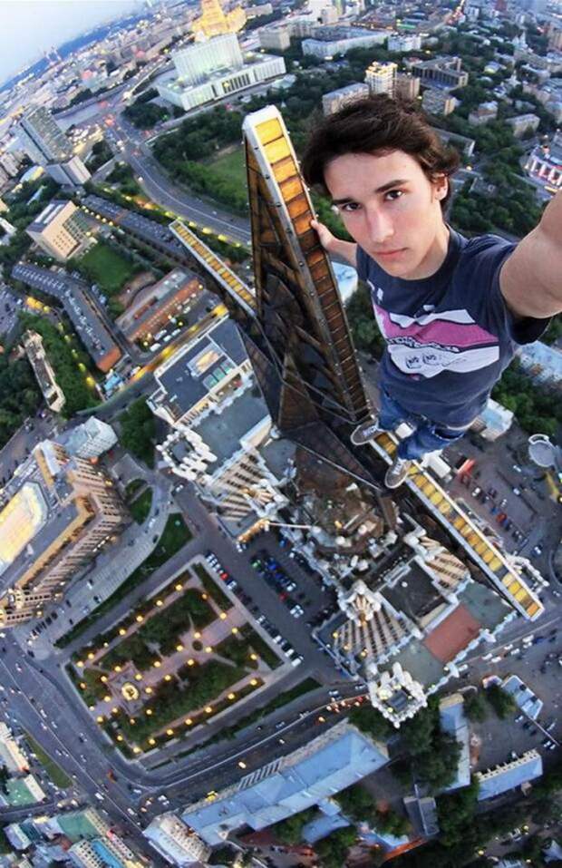 Хотя красивая фотография города с высоты тоже вполне способна собрать много лайков Хотя красивая фотография города с высоты тоже вполне способна собрать много лайков идиоты, лайки, прикол, экстремалы, юмор
