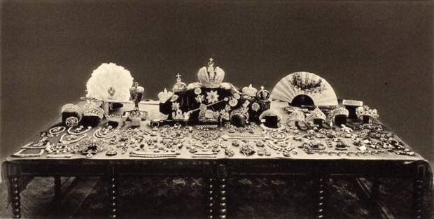 Фото, сделанное советской комиссией в 1920-х годах при оценке ювелирами драгоценностей царской семьи. Многие сокровища бесследно утрачены./Фото: cdn.wi-fi.ru Фото, сделанное советской комиссией в 1920-х годах при оценке ювелирами драгоценностей царской семьи. Многие сокровища бесследно утрачены./Фото: cdn.wi-fi.ru
