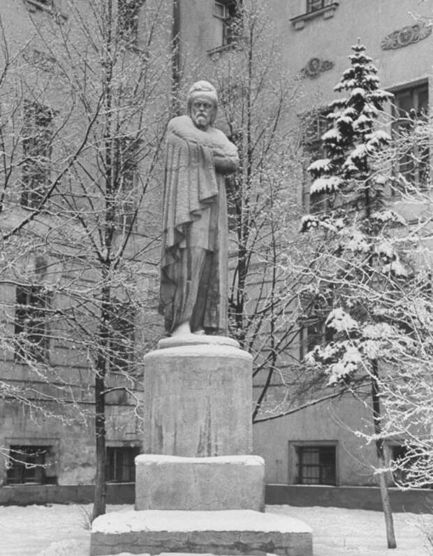 Памятник Герцену во дворе Московского Университета.