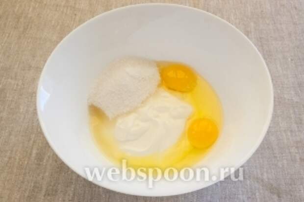 В миске соединить сметану, 2 яйца, сахар, соль, соду.